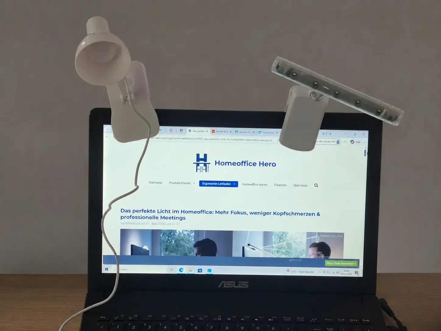 Laptop mit zwei günstigen Klemmlampen im Homeoffice Erfahrungsbericht auf dem Schreibtisch.