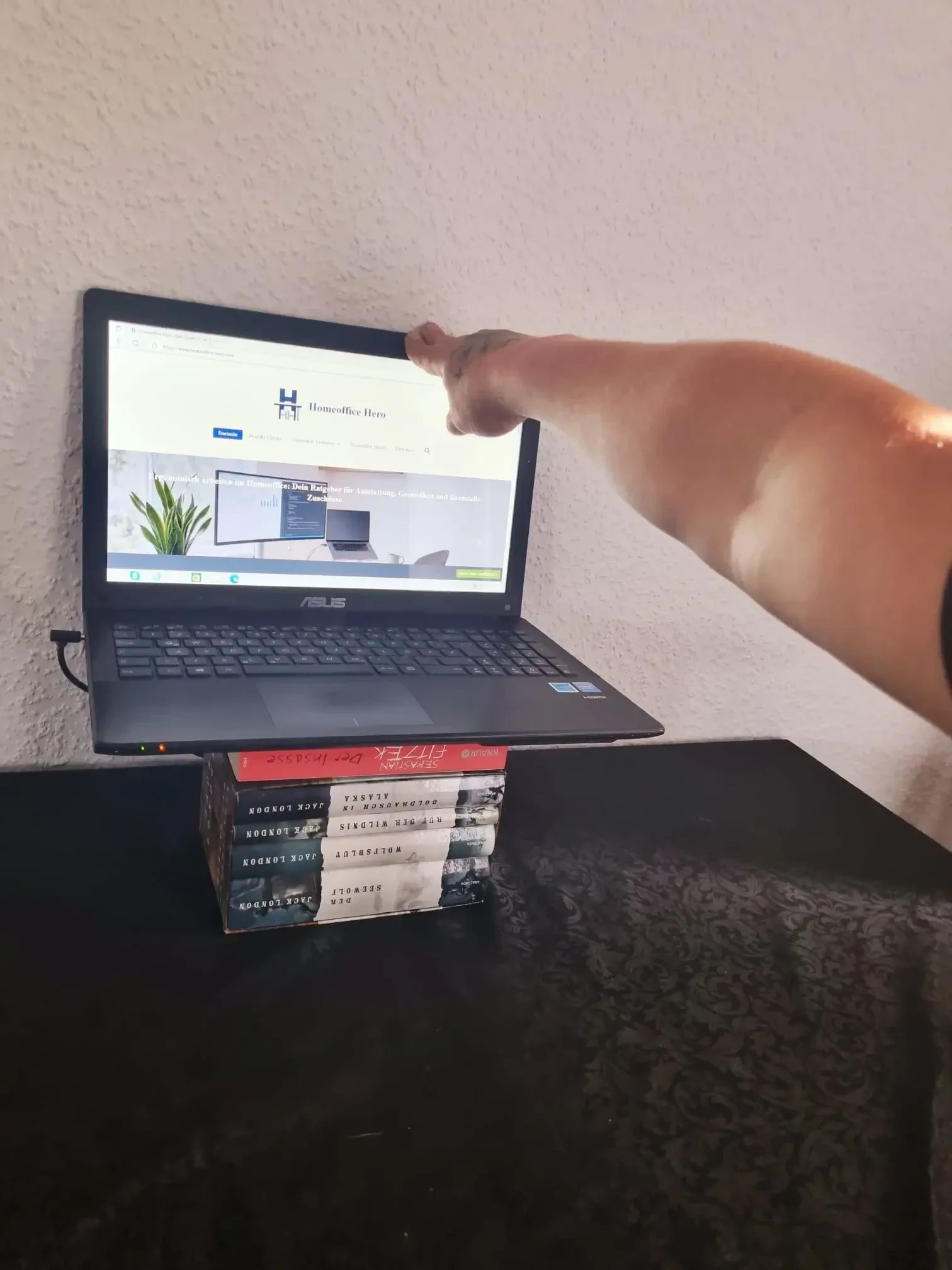 Eine Hand die sich ausstreckt um den Abstand zwischen Bildschirm und Augen zu messen. Eine einfache Methode um den Bildschirmabstand zu messen