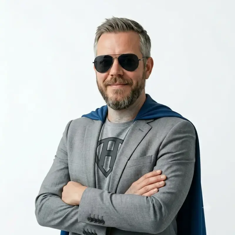 Jens Klabunde mit Cape und Sonnenbrille schaut in die Kamera.