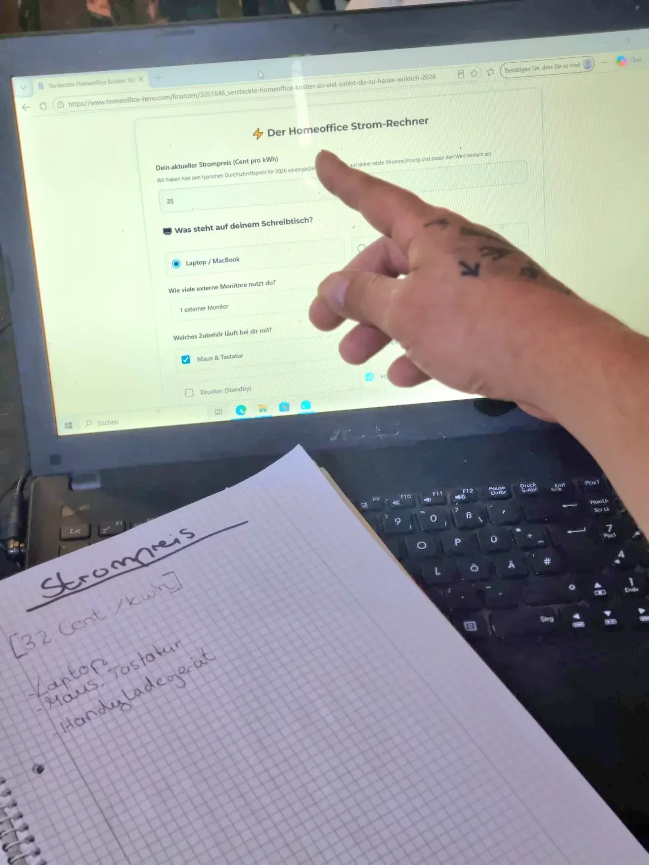 Ein Schreibtisch im Homeoffice mit einem handgeschriebenen Notizblock zur Strompreis-Berechnung. Im Hintergrund wird der interaktive Homeoffice Strom-Rechner auf einem Laptop bedient.