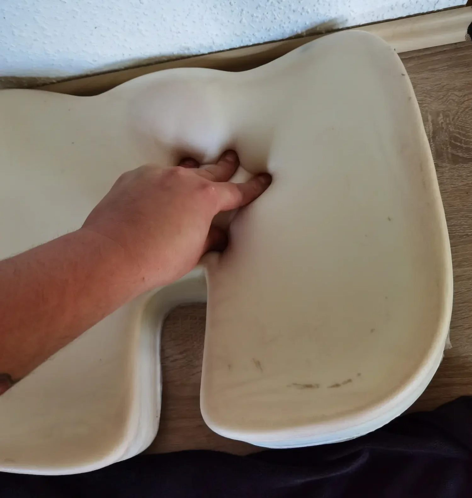 Zusammengedrückter Memory Foam des Lescars Sitzkissens während der Belastungsprüfung