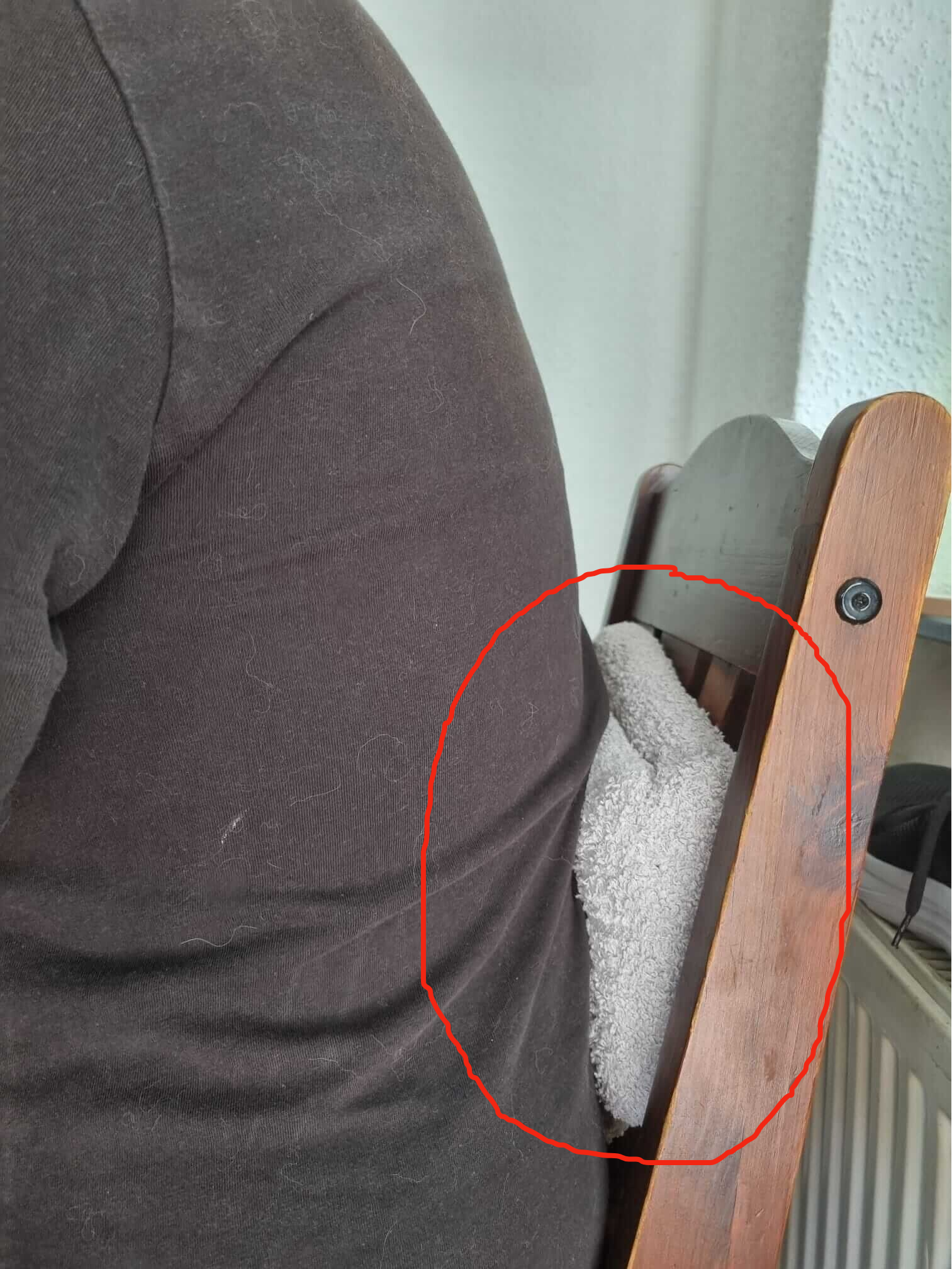 Kostenloser Handtuch-Trick als Lordosenstütze gegen Rückenschmerzen im Homeoffice.