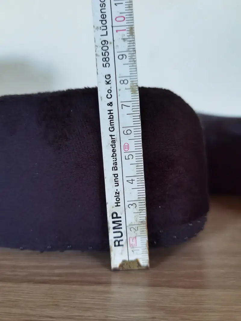 Unbelastete Höhe des Lescars Memory-Foam-Sitzkissens bei der eigenen Messung