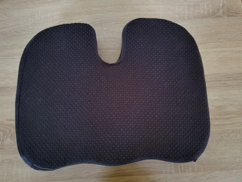 Unterseite des Lescars Memory-Foam-Sitzkissens mit rutschhemmender Punktstruktur