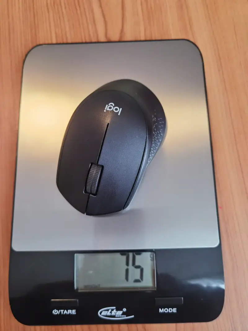 Logitech M330 auf einer Küchenwaage mit angezeigten 75 Gramm