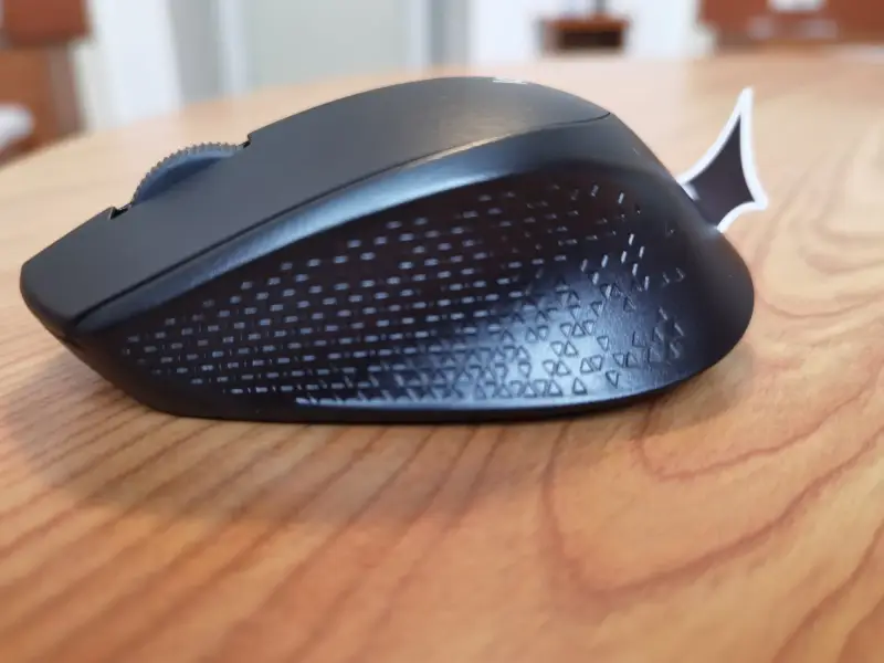 Seitenprofil der Logitech M330 mit strukturierter Griffoberfläche