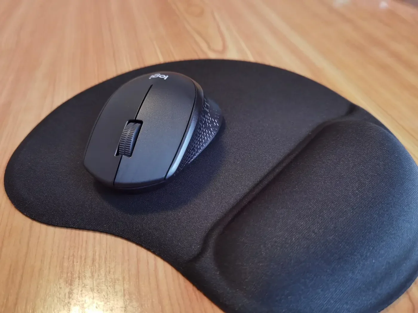 Logitech M330 Silent Plus auf einem Mauspad mit Handballenauflage im Praxistest