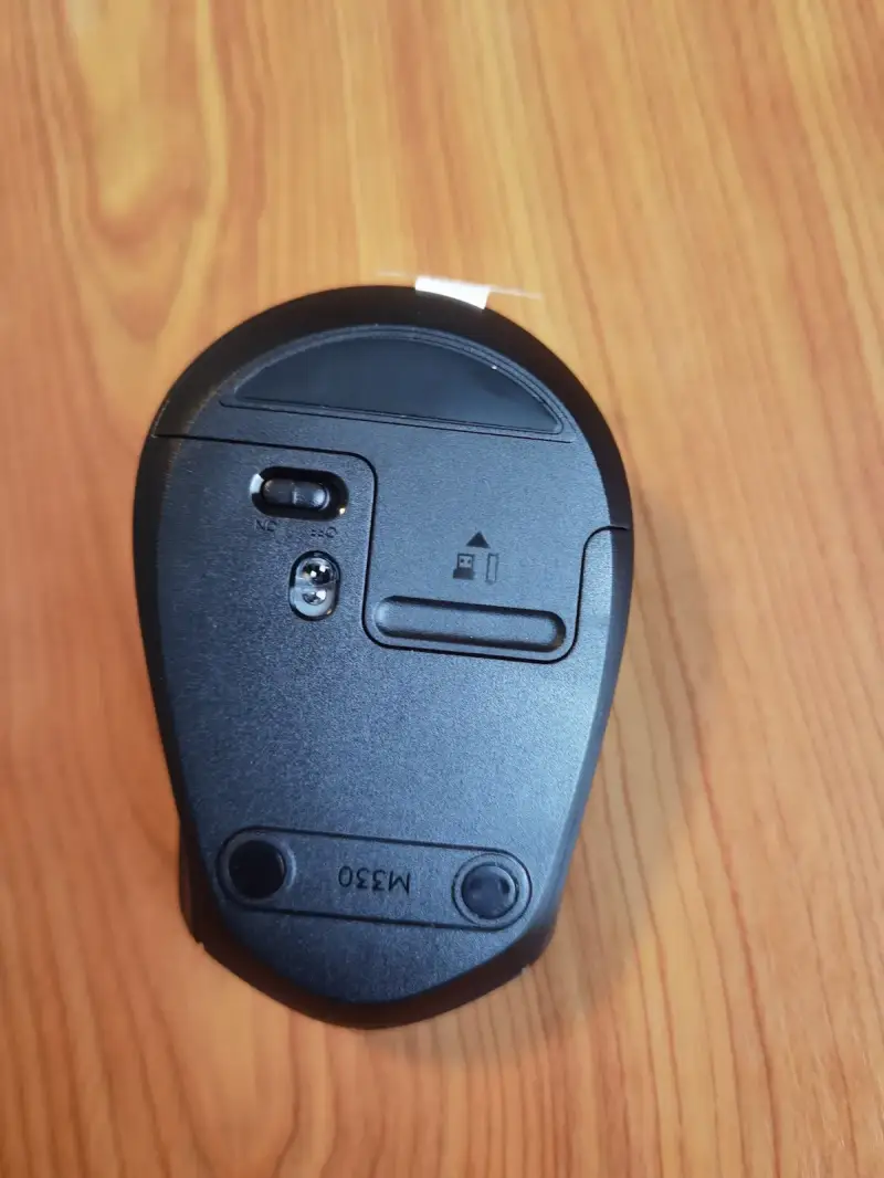 Unterseite der Logitech M330 mit Sensor, Ein-Aus-Schalter und Gleitflächen