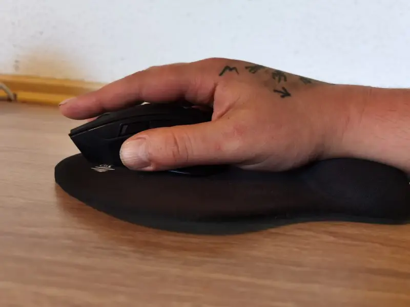 Seitenansicht von Handgelenk und Unterarm bei der Mausbedienung