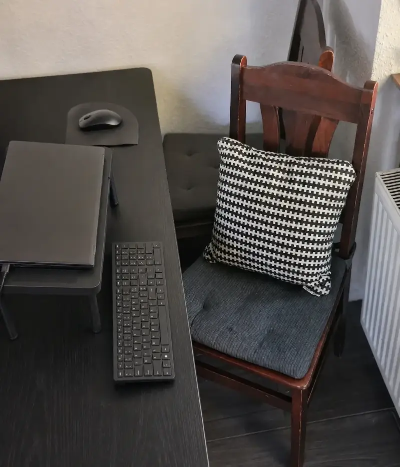 Mein Esstisch-Arbeitsplatz mit Esszimmerstuhl, Sitzkissen und Kissen im Rücken