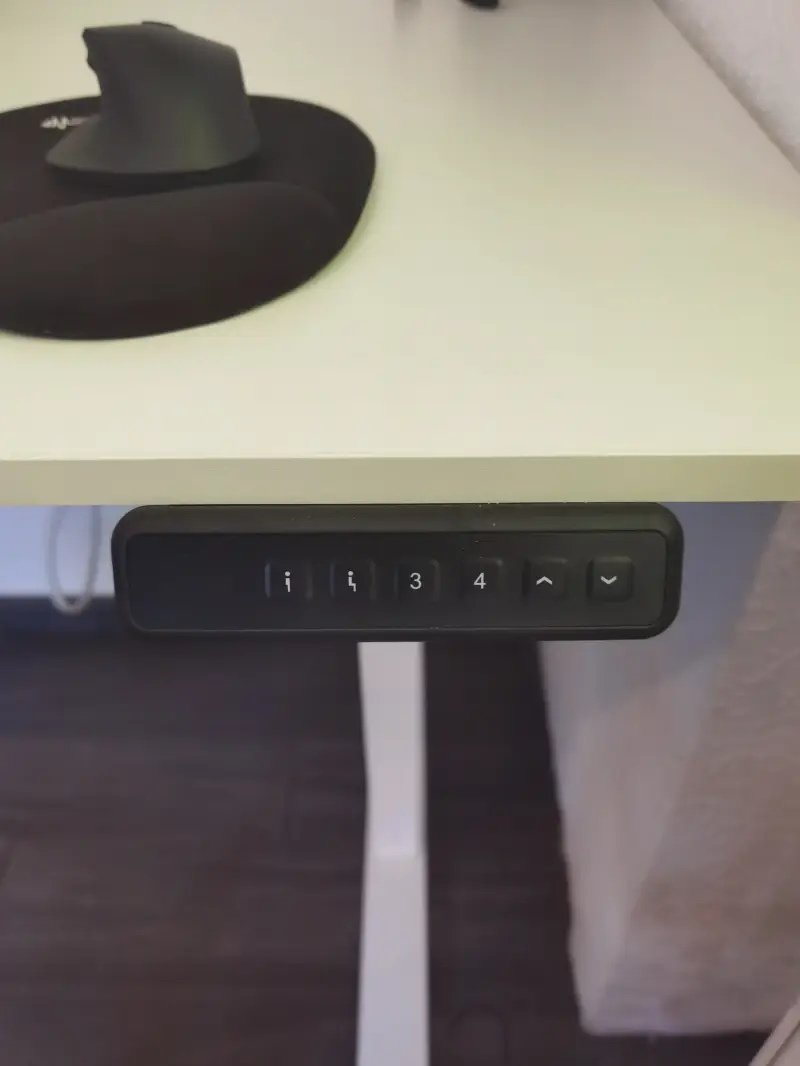 Schwarzes Bedienteil des SANODESK FQ2 mit vier Speichertasten und zwei Pfeiltasten unter der Tischplatte