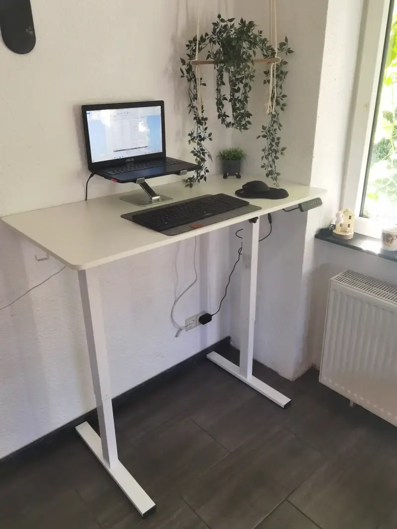 SANODESK FQ2 in erhöhter Position mit Laptop, Tastatur und sichtbarer Kabelführung