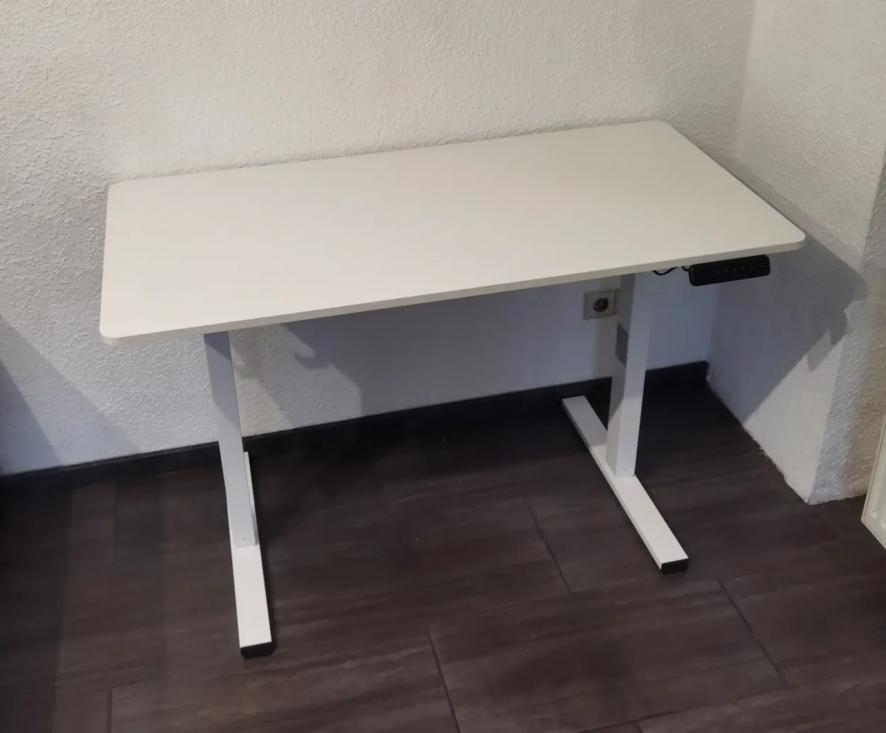 Weißer SANODESK FQ2 mit Laptop, Tastatur und Maus während des Homeoffice-Hero-Praxistests