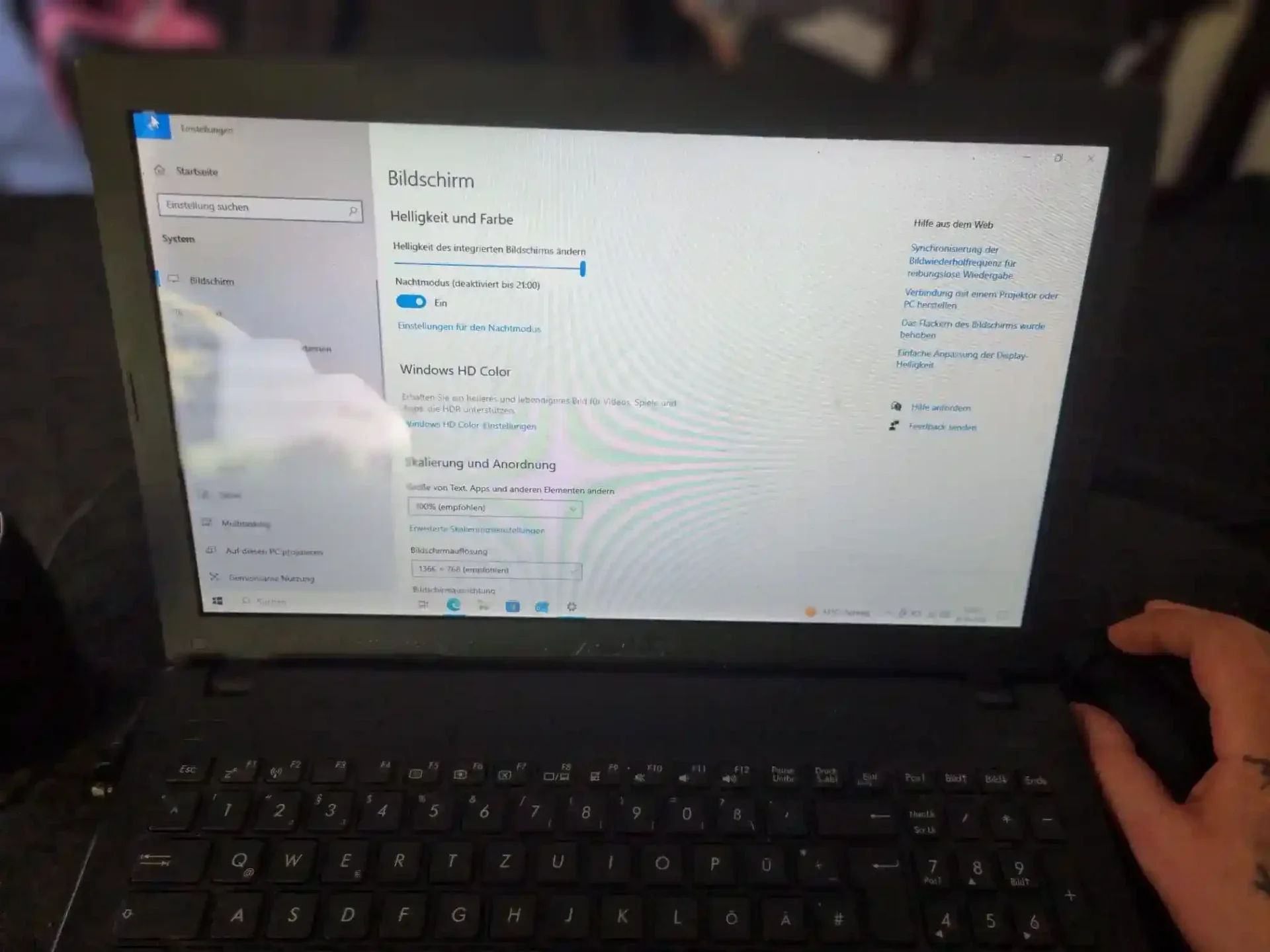 Jens zeigt an seinem Laptop im Homeoffice, wie man den Windows Nachtmodus und Blaulichtfilter für entspannte Augen aktiviert.