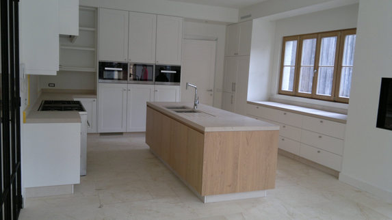 keuken op maat geschilderd met eikendeuren eiland
