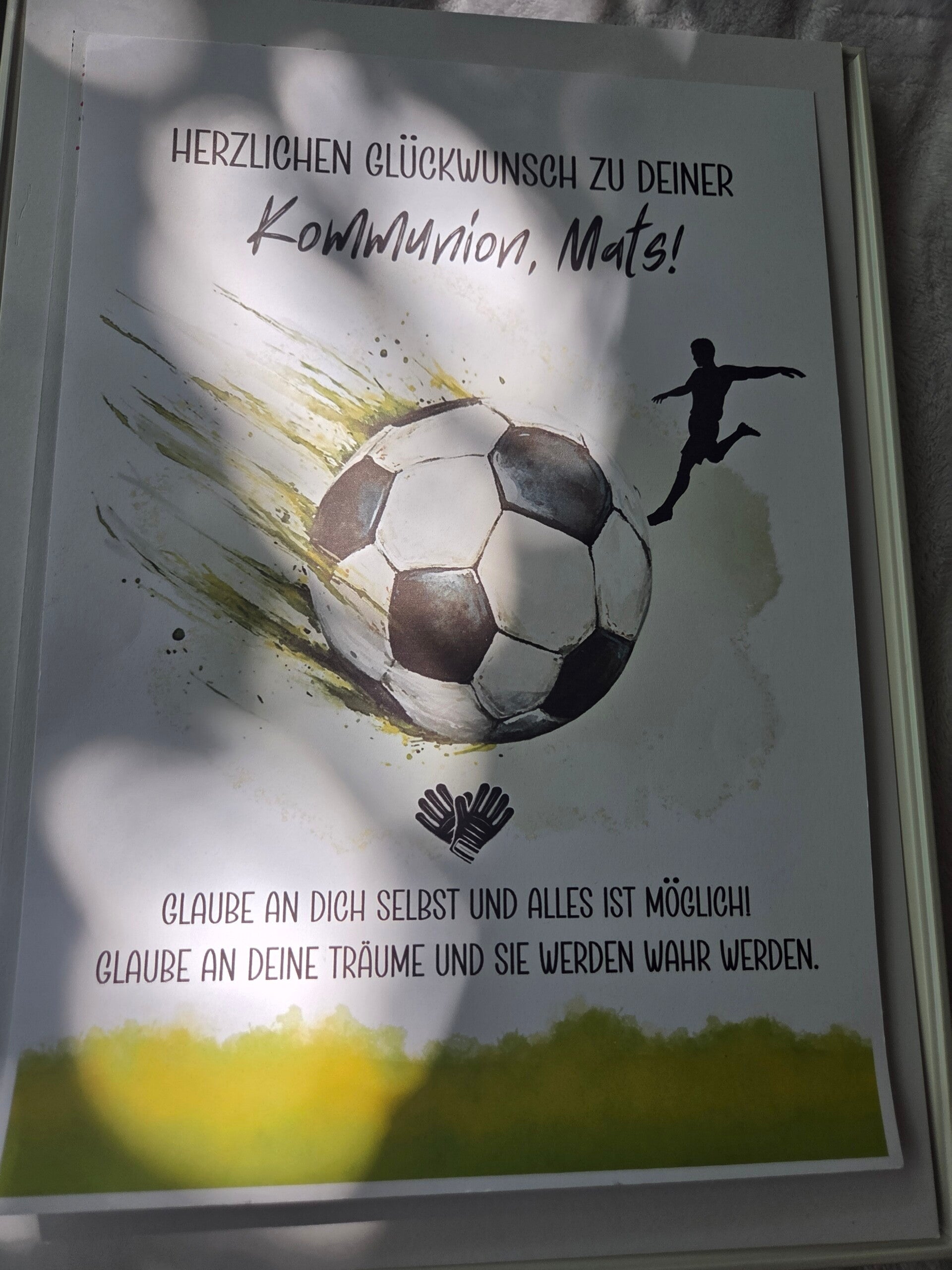 Personalisierbar Herzlichen Glückwunsch zu Deiner Konfirmation, Kommunion, Jugendweihe, zum Geburtstag oder andere Anlässe | Fußball Geldgeschenk Poster A4 | Fussballer Geschenk für Jungen | Digitale Datei Sofort-Download zum Ausdrucken png-Datei