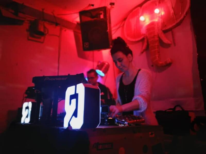 2CelebrateMusic steht für das Zelebrieren und die Wertschätzung von Musik in all ihren Facetten. Als Selfmade-DJ und Musikerin hat sie ihren Künstlernamen aus ihrer tiefen Leidenschaft und Liebe zur Musik, die sie inspiriert von ihrem Auslandsjahr in New