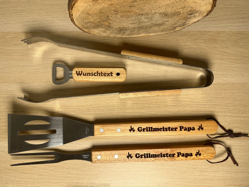 Grillbesteck mit Wunschgravur | Personalisiertes Geschenk | Grillset Handgefertigt Verschickt von einem Kleinunternehmen in  Deutschland  Materialien: Holz, Edelstahl  Dieses 3-teilige Grillbesteck ist ein Muss für jeden Grillmeister. Es besteht aus einer