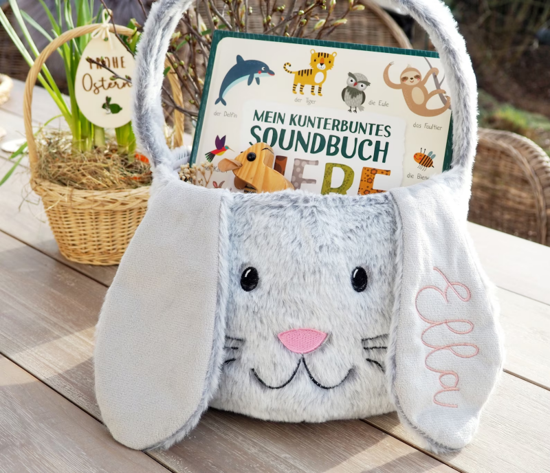 Großer XL Hasen Osterkorb mit Namen Materialien: Textilien Breite: 23 zentimeter Höhe: 20 zentimeter Tiefe: 23 zentimeter Ein XL Osterkorb der Kinderaugen zum Strahlen bringt! Der große Osterkorb ist toll um auch größere Geschenke wie z.B. Bücher oder ein