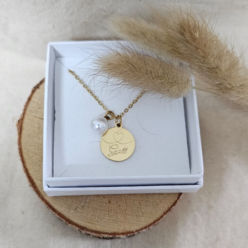 Personalisierte Kette mit 15mm Gravur Plättchen und Perle in Gold u. Silber, Geschenk für sie, personalisierte Hier erfährst du alles über diese wundervolle personalisierte Kette die perfekte Geschenk-Idee .  Material: Edelstahl/Stainless Steel Farben: Go