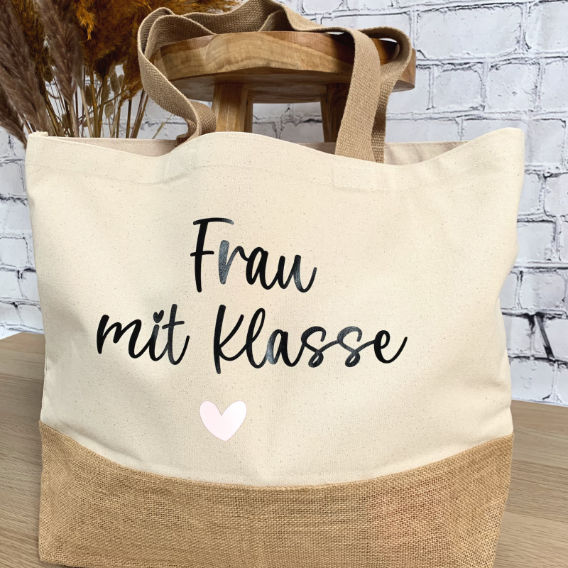 Juteshopper Frau mit Klasse als Abschiedsgeschenk für die beste Lehrerin, Dankeschön Lehrerin, Abschiedsgeschenk Grundschule Seid ihr auf der Suche nach einem schönen persönlichen Geschenk für eure beste Lehrerin oder einer trendigen Tasche zum Abschied? 