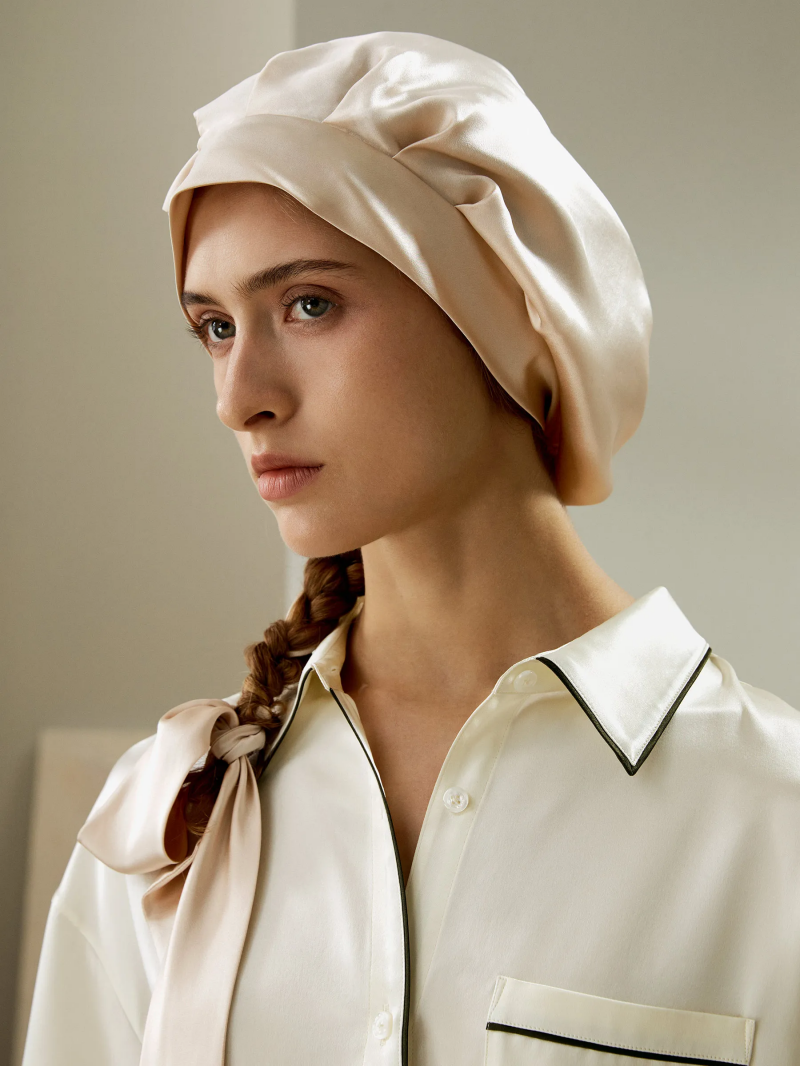 Vielseitig verwendbare Seide Schlafmütze mit Bindeband Charmeuse Seide, ein charakteristischer LILYSILK-Stoff, wird verantwortungsvoll mit einer einzigartigen Webtechnik hergestellt, die auf einer Seite des Stoffes einen glatten, perlmuttartigen Glanz erz