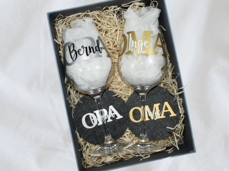 Großeltern Geschenkset "Oma, Opa", 2er Set Weingläser personalisiert mit Namen und Untersetzern + Geschenkbox, Geschenkidee Großeltern, Oma