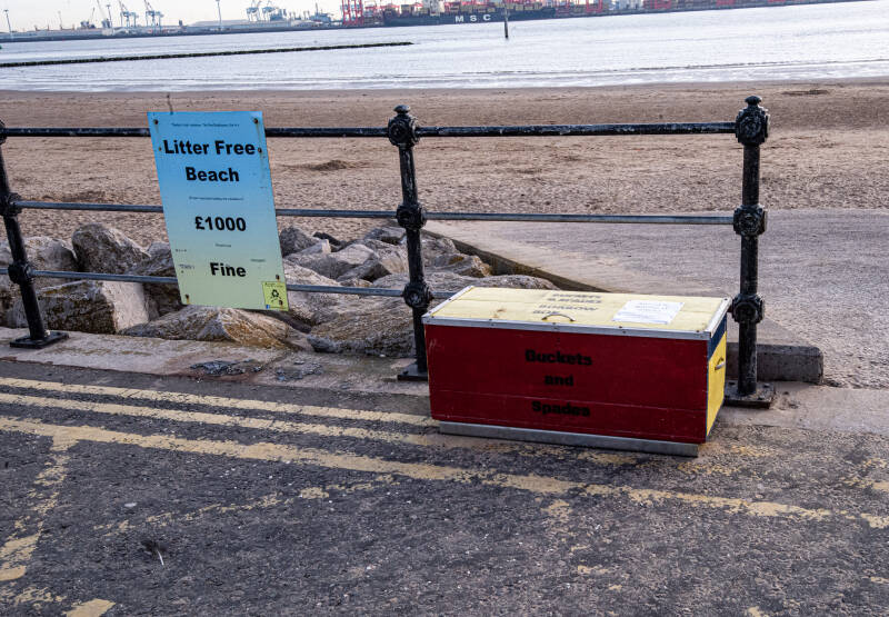 bucket-and-spade-box-new-brighton-2026-standard-myw1sb.jpg