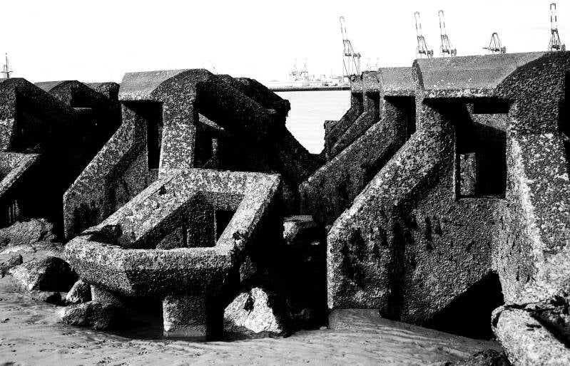 concrete-barrier-flood-defence-new-brighton-standard-tykuwv.jpg