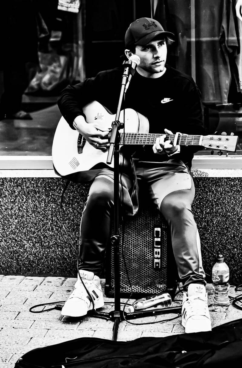 singing-for-my-supper-busker-birkenhead-shopping-center-birkenhead-standard-qsmx6o.jpg