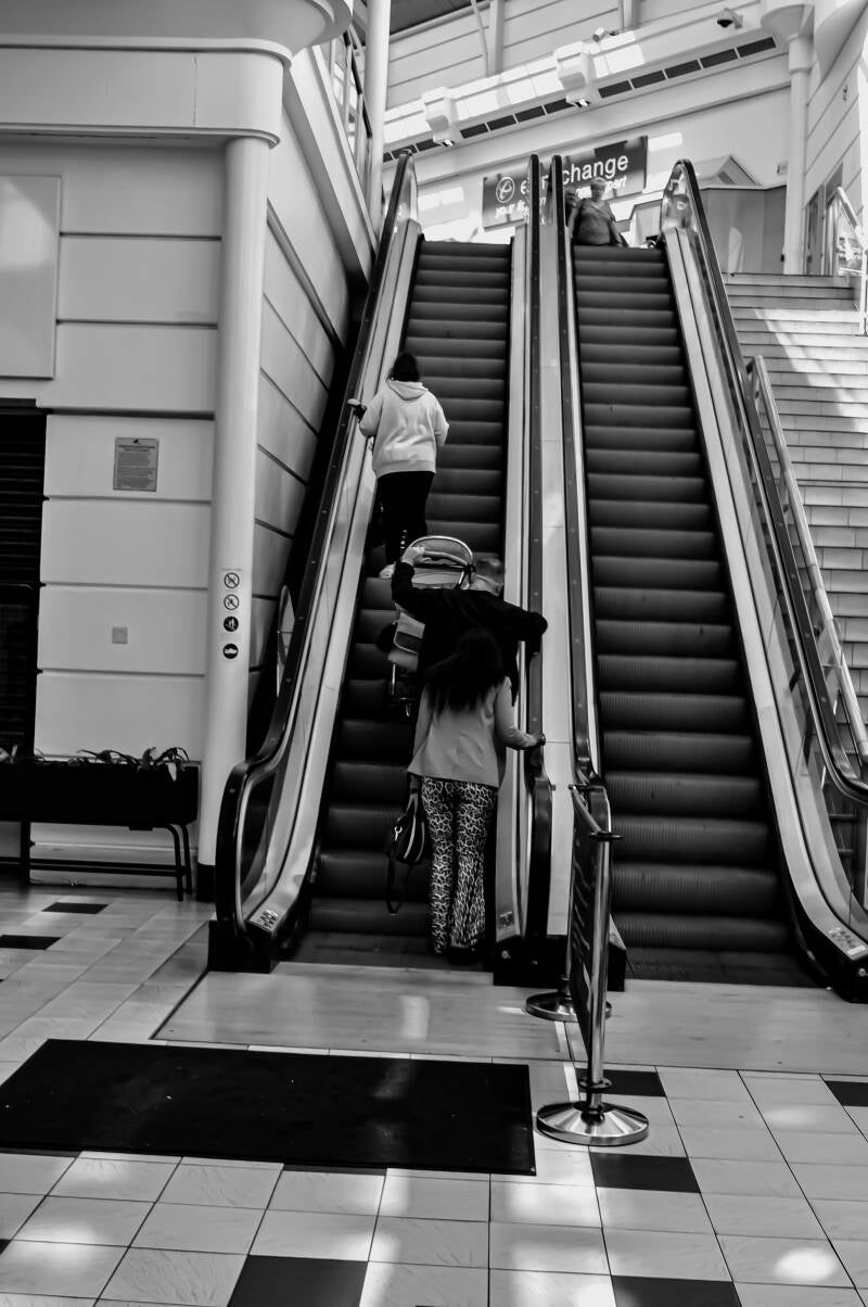 up-and-down-escaltors-birkendhead-shopping-center-birkenhead-standard-rg7fwo.jpg