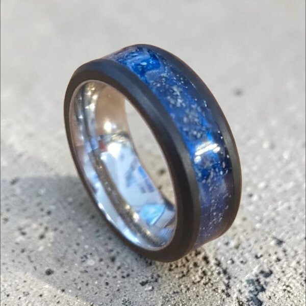 Zwart ebbenhout met 316 rvs gedenk of herinnering ring (ET-RIN-DNA-0045)