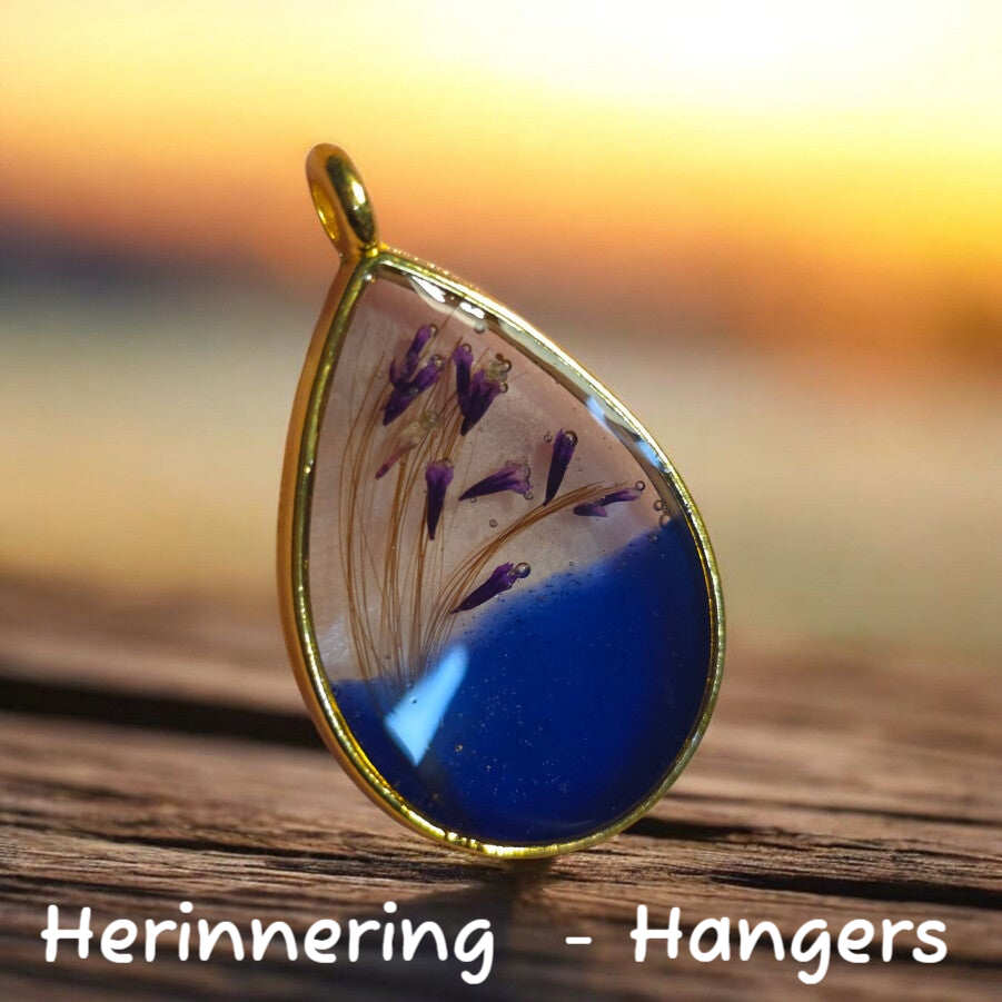 Herinneringshanger met haartjes als wuivende takjes boven water