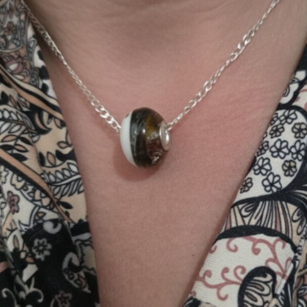 een zelfgemaakte bedel van moedermelk en haar