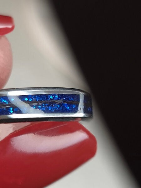 Herinneringssring van Edelstaal (RVS) met smal vulkanaal. Voor zowel mannen als vrouwen.