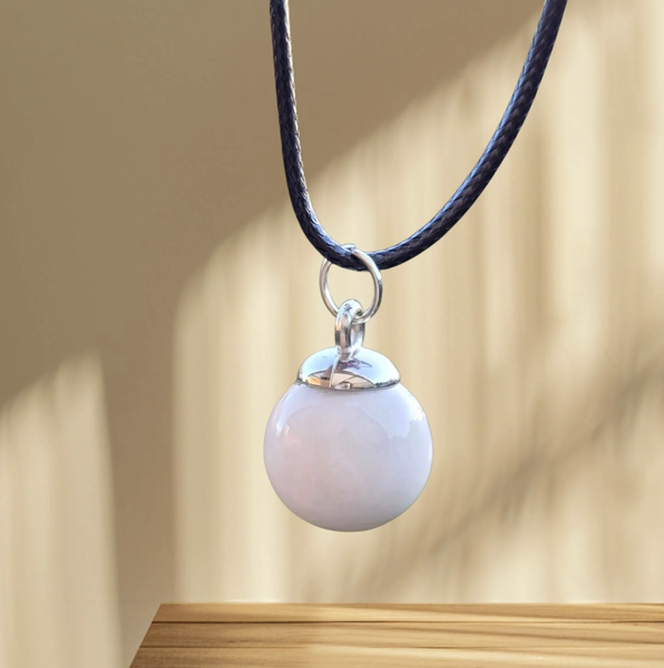 Gevuld Glasbolletje met moedermelk, een prachtig kraamcadeau