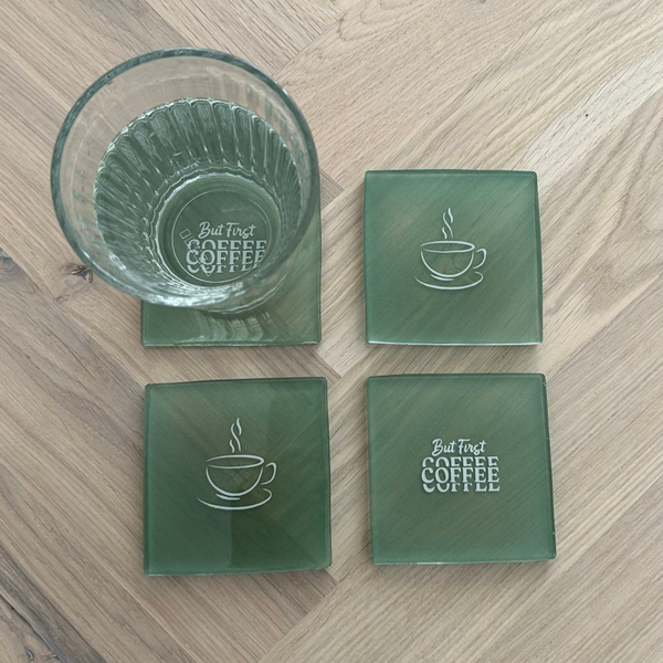 Onderzetters “but first coffee” groen
