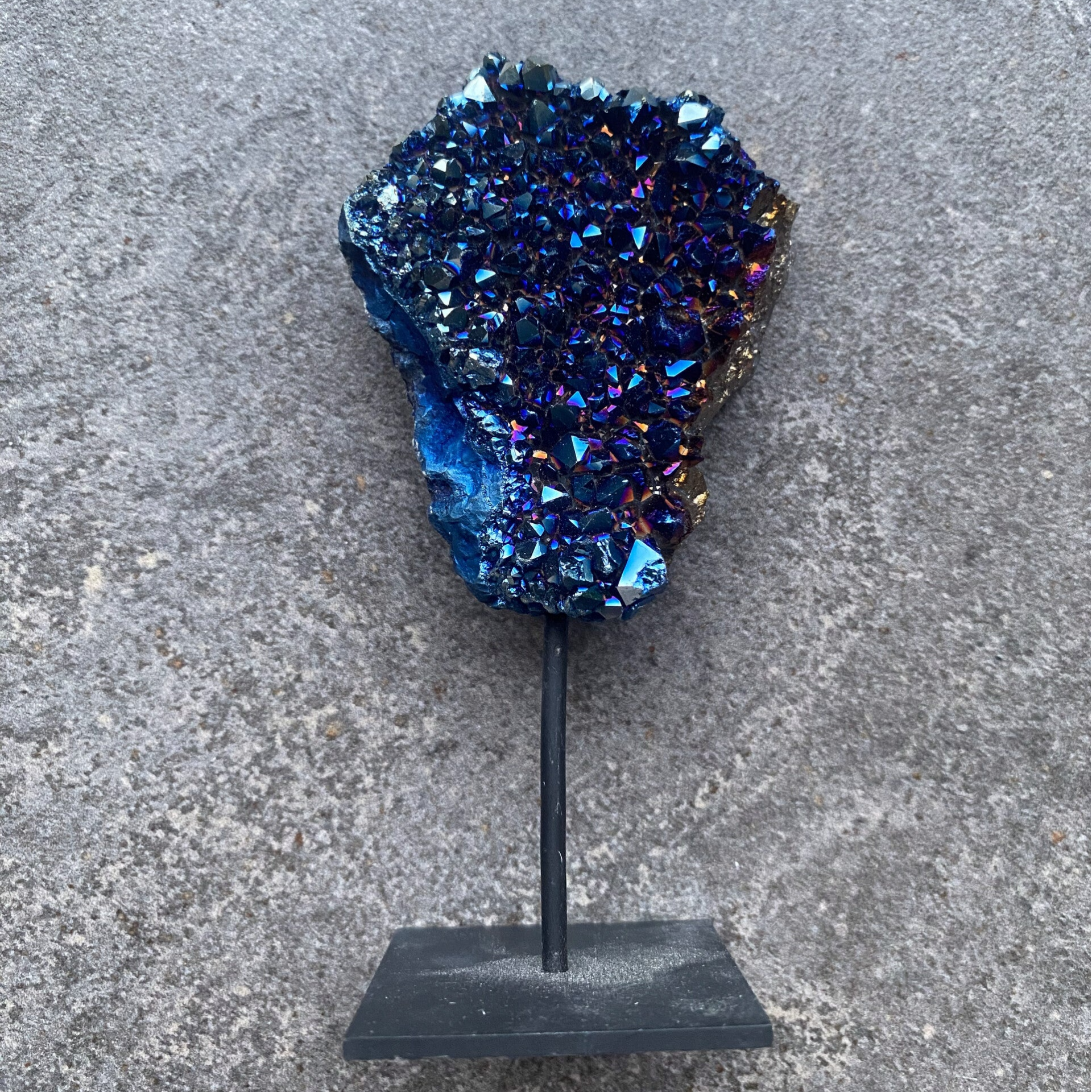 Blauwe titanium kwarts op standaard #2