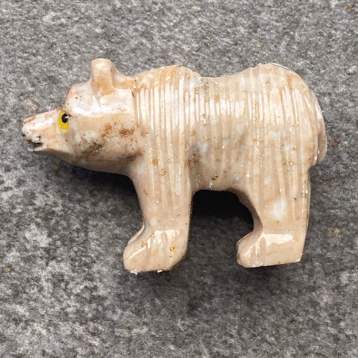 Stenen beeldjes beer