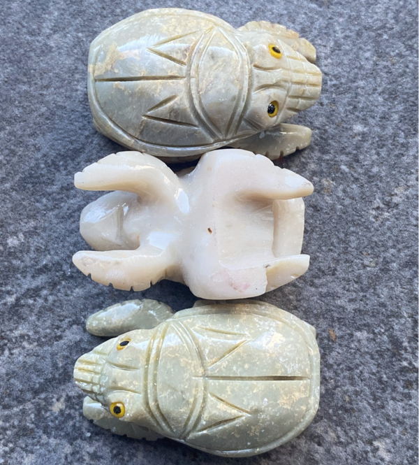 Stenen beeldjes scarabe