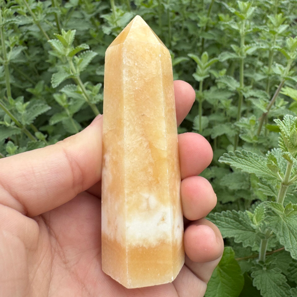 Gele calciet obelisk #1