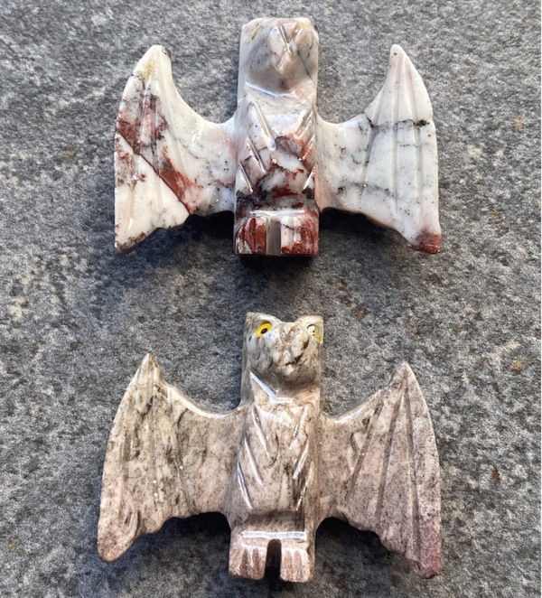 Stenen beeldjes vleermuis