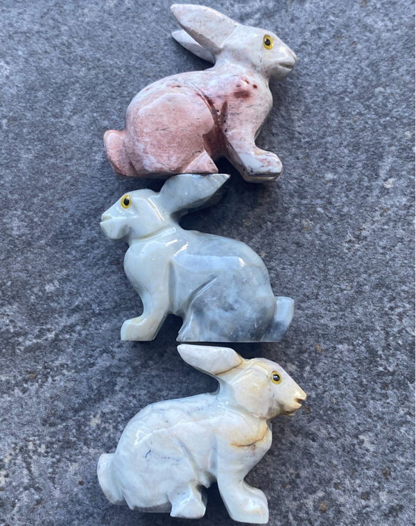 Stenen beeldjes konijn