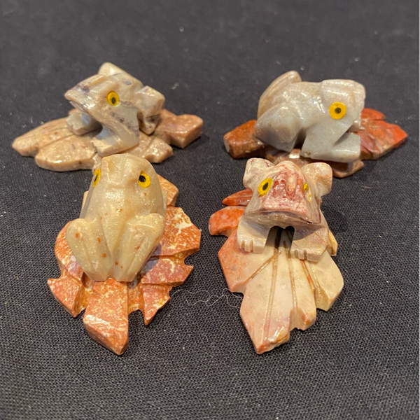 Stenen beeldjes kikker