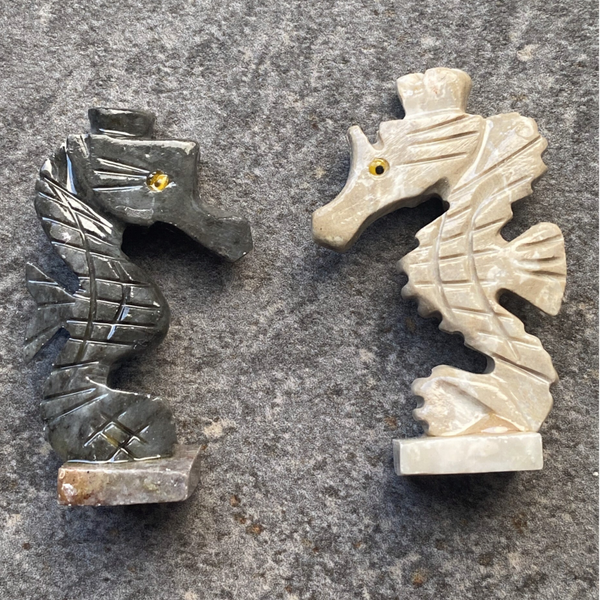 Stenen beeldjes zeepaardje