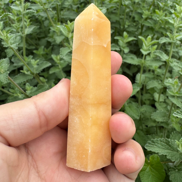 Gele calciet obelisk #2