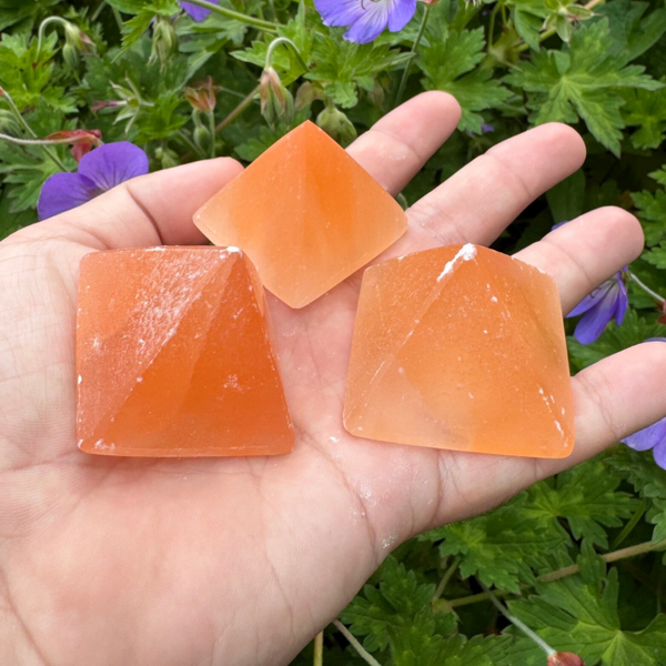 Oranje seleniet pyramide