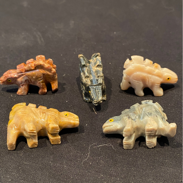 Stenen beeldjes dino (stego)