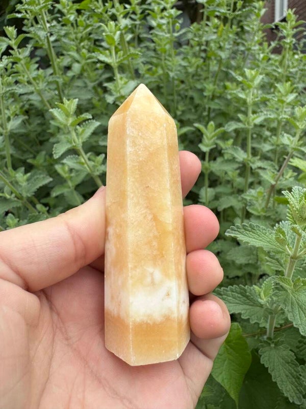 Gele calciet obelisk #1