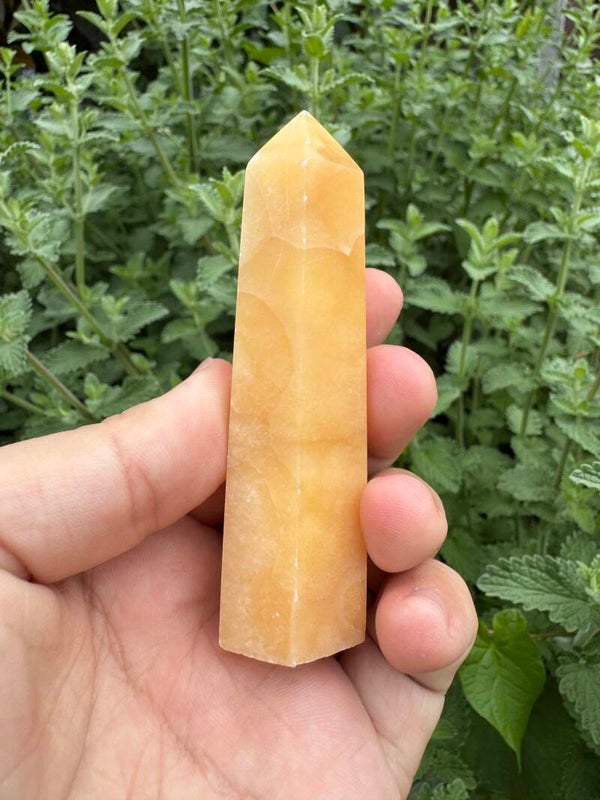 Gele calciet obelisk #2